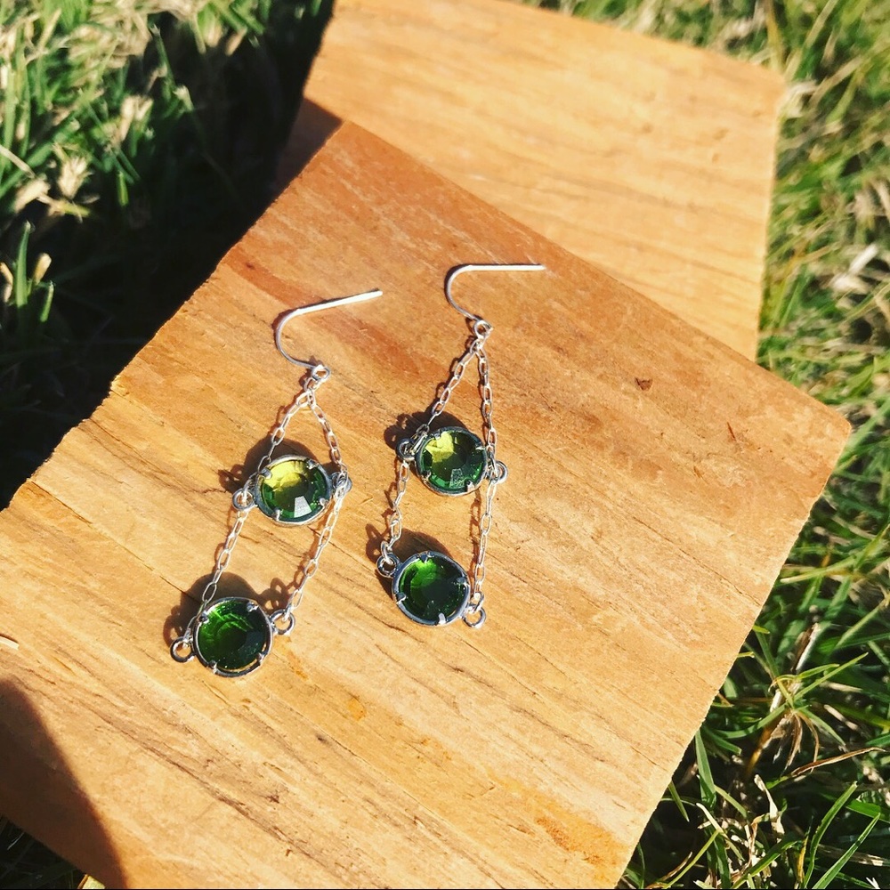 Green glass chandelier earrings - Picture 4 of 7